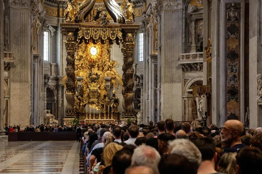 Migliaia di fedeli a San Pietro per omaggiare il papa