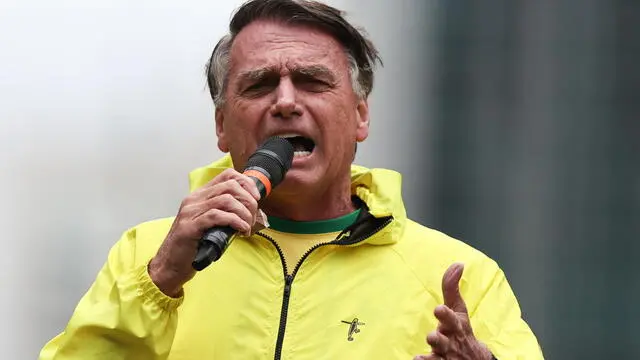 epa12014818 Brazil's former president, Jair Bolsonaro, speaks during a demonstration on Paulista Avenue in Sao Paulo, Brazil, 06 April 2025. Bolsonaro, criminally prosecuted for coup d'état, said during a crowded demonstration he called in the city of Sao Paulo, that he is being persecuted as happened with Donald Trump, in the United States, and Marine Le Pen, in France. EPA/Isaac Fontana