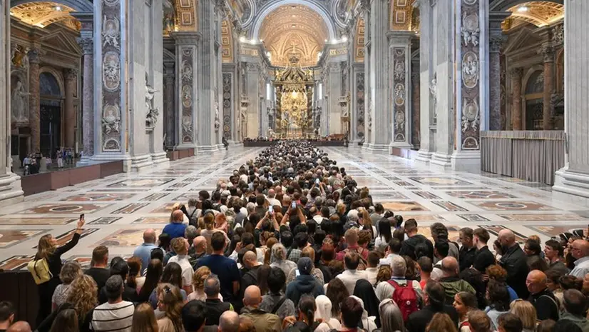 Migliaia di fedeli a San Pietro per omaggiare il Papa