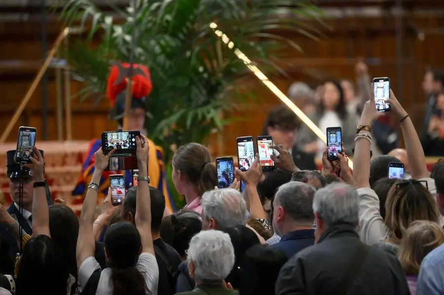Migliaia di fedeli a San Pietro per omaggiare il Papa