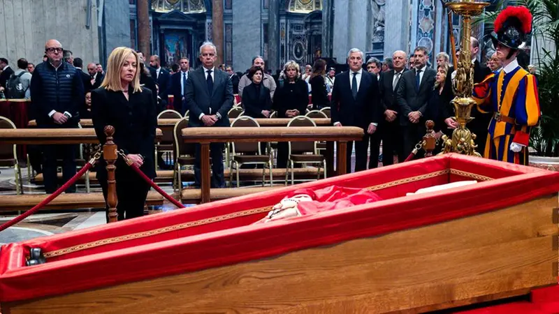La premier Meloni rende omaggio alla salma di papa Francesco - Foto Ansa/Angelo Carconi © www.giornaledibrescia.it
