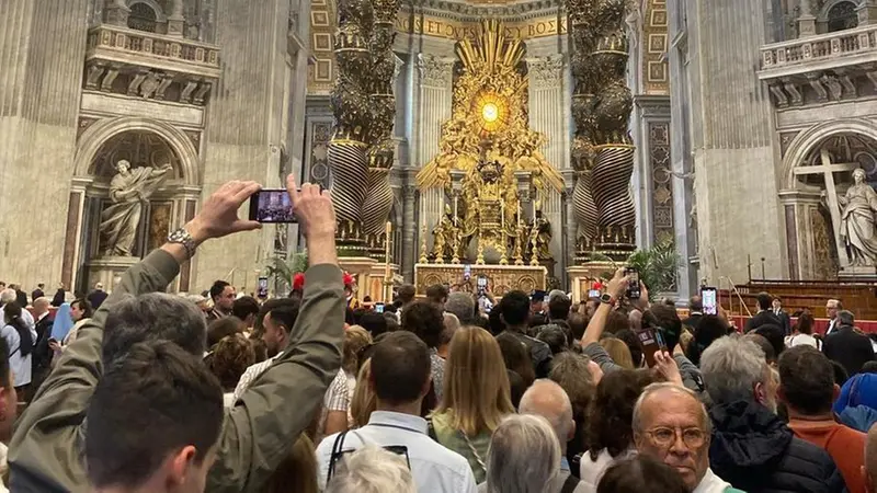 Uno scatto all'interno della Basilica, durante l'omaggio alla salma del Papa - © www.giornaledibrescia.it
