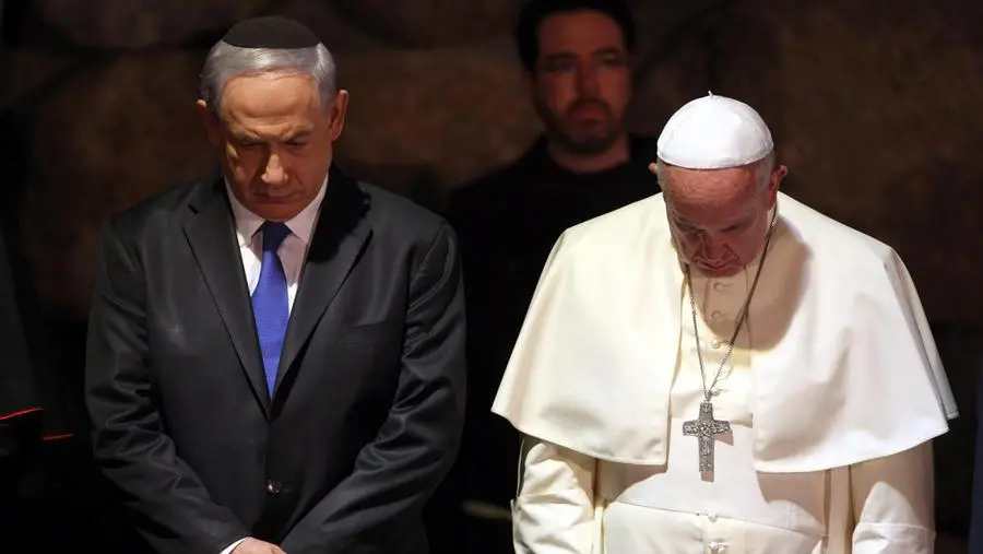 Papa Francesco insieme al presidente israeliano Netanyahu - Foto Ansa © www.giornaledibrescia.it