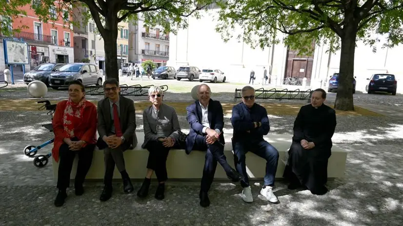 La presentazione dei nuovi arredi urbani in piazzetta