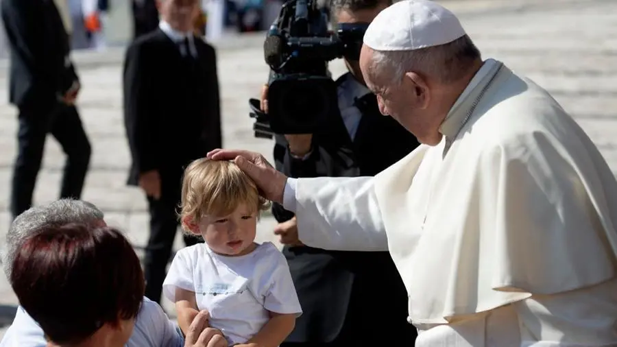 Il piccolo Vittorio, di Orzinuovi, riceve la carezza da Papa Francesco: è l'11 settembre 2019 © www.giornaledibrescia.it