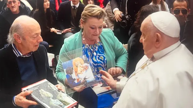 Dino Coffani e Anna Maria Gandolfi con papa Francesco © www.giornaledibrescia.it