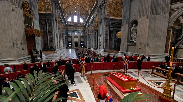 FOTO FOLLA FEDELI A SAN PIETRO
