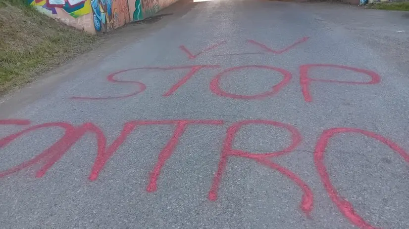 Le scritte apparse a Castegnato