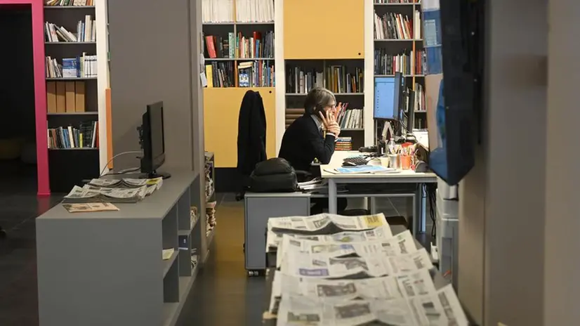 Giornalisti di GdB e Teletutto al lavoro in redazione