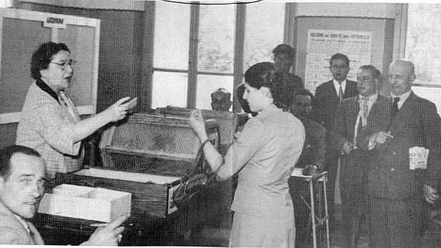 Nell’immagine d’archivio, donne al seggio elettorale il 2 giugno 1946