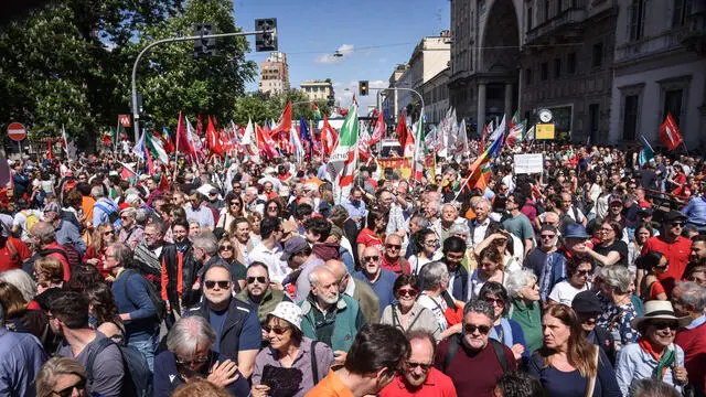 Partenza del corteo del 25 Aprile, Milano 25 Aprile 2025 ANSA/MATTEO CORNER
