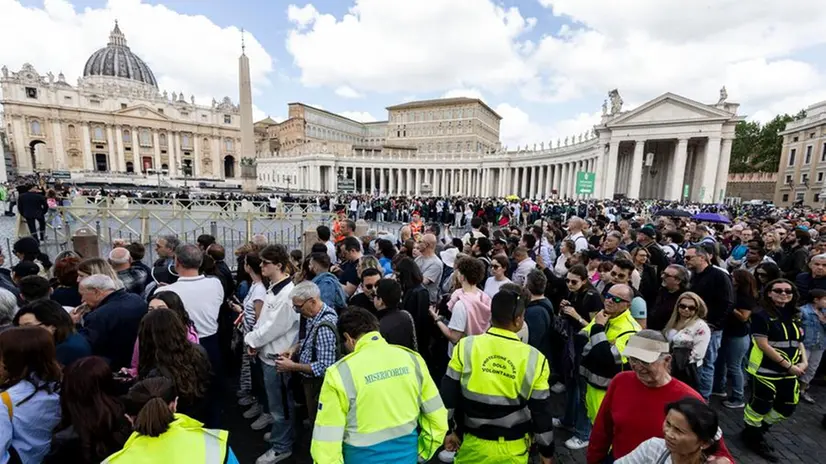 Migliaia le persone in coda per omaggiare il Papa
