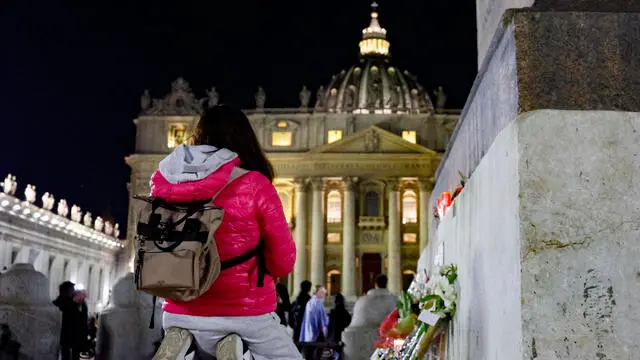 Faithful prays on St. Peter's Square as people gather following the death of Pope Francis, Vatican City, 21 April 2025. Pope Francis died on 21 April 2025 at the age of 88, according to the Holy See. Born Jorge Mario Bergoglio in Buenos Aires, Argentina, on 17 December 1936, he was appointed leader of the Catholic Church on 13 March 2013, succeeding Pontiff Emeritus Benedict XVI. ANSA/FABIO FRUSTACI
