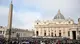 Piazza San Pietro all'alba del giorno dell'addio a papa Francesco