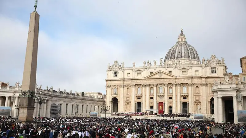 Piazza San Pietro all'alba del giorno dell'addio a papa Francesco