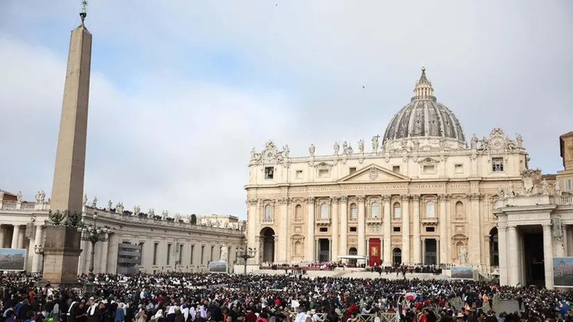 Piazza San Pietro all'alba del giorno dell'addio a papa Francesco