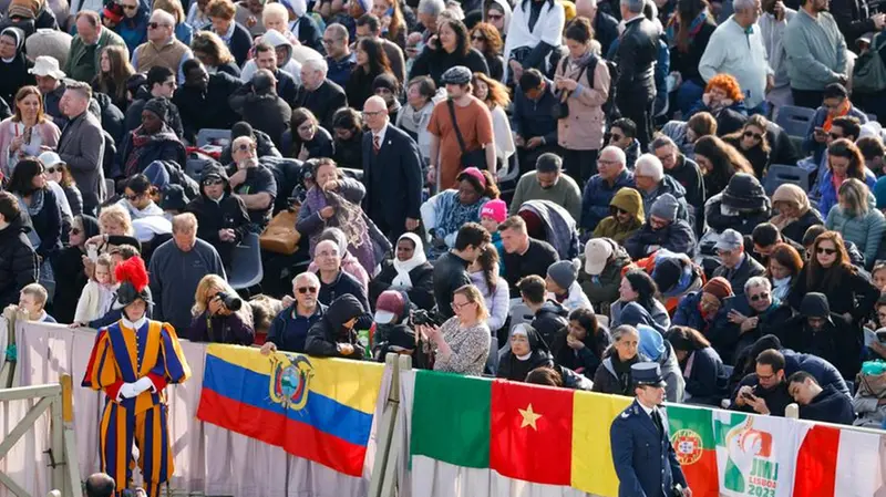 Folla in piazza san Pietro per i funerali di papa Francesco