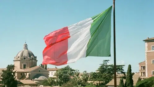 La bandiera italiana che sventola sull'Altare della Pace