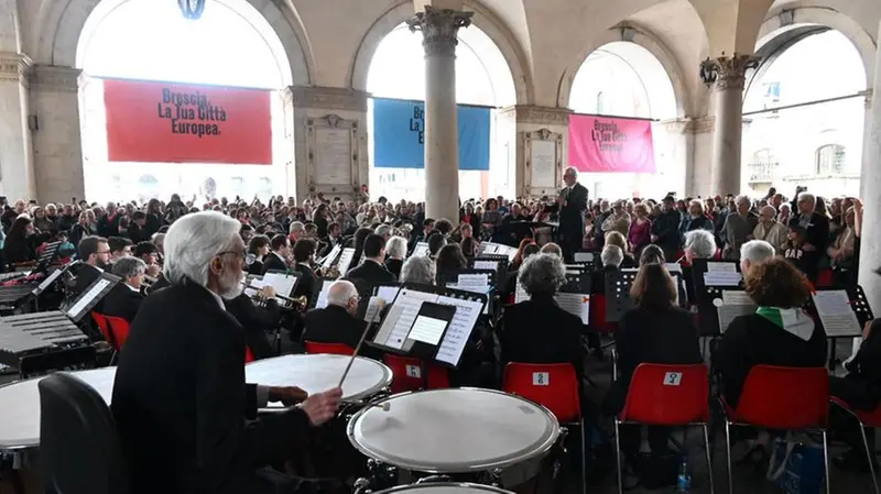 La banda che suona in occasione dei festeggiamenti del 25 Aprile in piazza Loggia