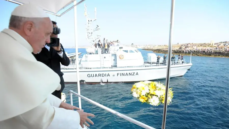 Papa Francesco lancia una corona di crisantemi a Lampedusa - © www.giornaledibrescia.it