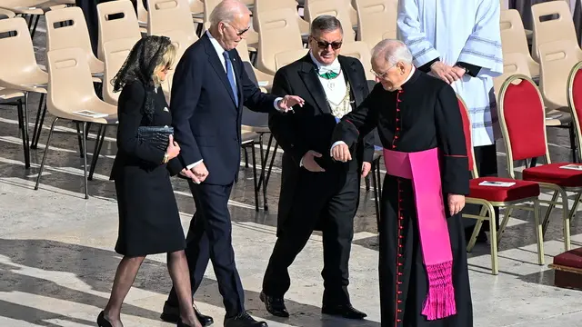epa12055677 US former President Joe Biden (2-L) and his wife Jill (L) arrive for the funeral Mass of Pope Francis in St. Peter's Square, on the parvis of Saint Peter's Basilica, in Vatican City, 26 April 2025. Pope Francis passed away on Easter Monday, 21 April 2025, at the age of 88. EPA/RICCARDO ANTIMIANI