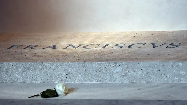 Primo giorno di visita dei fedeli della tomba di Papa Francesco nella Basilica di Santa Maria Maggiore Roma, 27 aprile 2025 ANSA/FABIO CIMAGLIA