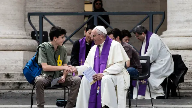 Papa Francesco durante le confessioni in piazza San Pietro per il Giubileo dei Giovani, Vaticano, 23 aprile 2016. ANSA/ANGELO CARCONI