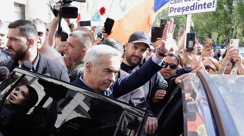 Il candidato escluso dalla corsa Calin Georgescu - Foto Epa/Robert Ghemen © www.giornaledibrescia.it