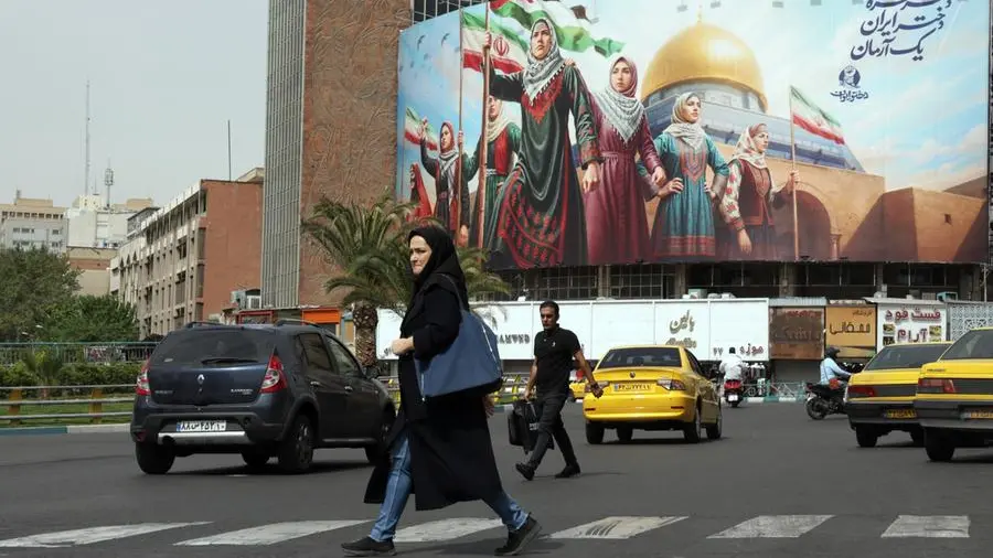 Una donna passeggia per le vie di Teheran - Foto Epa/Abedin Taherkenareh © www.giornaledibrescia.it