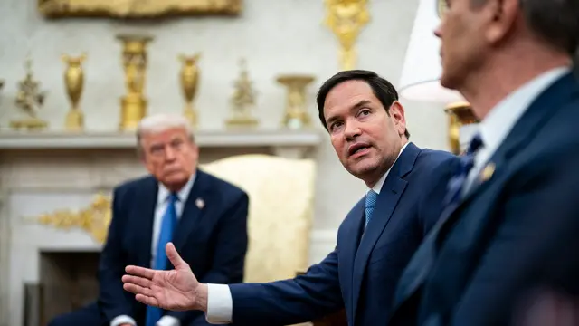 epa12052679 (L-R) US President Donald Trump, US secretary of state Marco Rubio, and US treasury secretary Scott Bessent, during a meeting with Norway's prime minister Jonas Gahr Store, not pictured, in the Oval Office of the White House in Washington, DC, USA, 24 April 2025. EPA/AL DRAGO / POOL