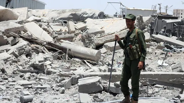 epa12058338 A Yemeni soldier inspects the rubble at a damaged area after US airstrikes targeted a neighborhood in Sana'a, Yemen, 27 April 2025. At least two people were killed and 10 others wounded following overnight US airstrikes, which struck two neighborhoods of Sana'a, according to Houthi-run Al-Masirah TV. EPA/YAHYA ARHAB