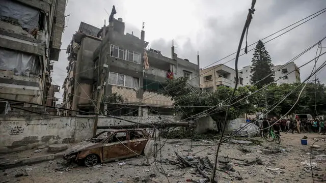 epa12051527 A view of damage following an Israeli airstrike, in Gaza City, northern Gaza Strip, 24 April 2025. According to the Palestinian Ministry of Health in Gaza, at least seven Palestinians were killed and 15 others wounded after a series of Israeli airstrikes targeting different areas in Gaza City. EPA/MOHAMMED SABER