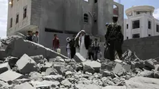 epa12058382 People walk amid the rubble as they inspect a damaged area after US airstrikes targeted a neighborhood in Sana'a, Yemen, 27 April 2025. At least two people were killed and 10 others wounded following overnight US airstrikes, which struck two neighborhoods of Sana'a, according to Houthi-run Al-Masirah TV. EPA/YAHYA ARHAB