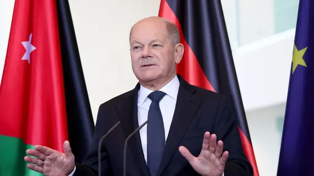 epa12006914 German Chancellor Olaf Scholz attends a joint press conference with King Abdullah II of Jordan at the Chancellery in Berlin, Germany, 03 April 2025. King Abdullah II of Jordan met with the German chancellor for bilateral talks. EPA/FILIP SINGER