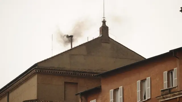 Fumata nera dal comignolo della cappella Sistina dove i cardinali sono riuniti da ieri per eleggere il nuovo papa. Anche nel secondo e nel terzo scrutinio, quindi, non è stato raggiunto il quorum per l'elezione del nuovo Pontefice. I cardinali torneranno nella Sistina nel pomeriggio: sono in programma altre due votazioni.ANSA/FUSCO