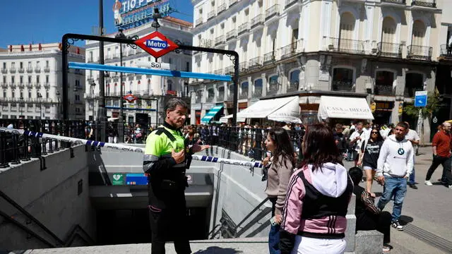 epa12060420 A security guard informs commuters next to a closed subway station as a blackout hit Spain and Portugal in Madrid, Spain, 28 April 2025. A massive blackout has hit large parts of Spain and spread to neighbouring Portugal and France, disrupting transport systems, internet connections and daily life, according to authorities. The exact cause of the blackout is unknown. EPA/MARISCAL