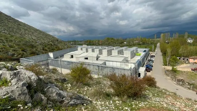Il centro migranti di Gjader in Albania, convertito da un decreto del governo italiano in Centro di permanenza per il rimpatrio, dove domani dovrebbero essere trasferiti una quarantina di migranti, 10 aprile 2025. Ansa/Domenico Palesse