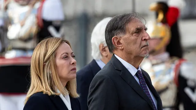Il presidente del Consiglio Giorgia Meloni con il presidente del Senato Ignazio La Russa durante la cerimonia della deposizione di una corona in occasione dell’80 esimo Anniversario della Liberazione, presso l’Altare della Patria, Roma, 25 aprile 2025. ANSA/ANGELO CARCONI