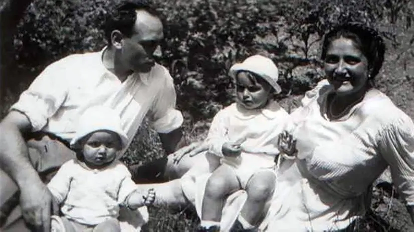 In famiglia. Carlo Bianchi nel 1942 con i figli, i suoi «crapini»