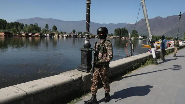 epa12060277 An Indian paramilitary soldier stands guard on the banks of Dal Lake in Srinagar, the summer capital of Indian Kashmir, India, 28 April 2025. Tourism in Kashmir has been severely affected following a deadly attack in Pahalgam on 22 April 2025, India-administered Kashmir, that left 26 people dead. EPA/FAROOQ KHAN