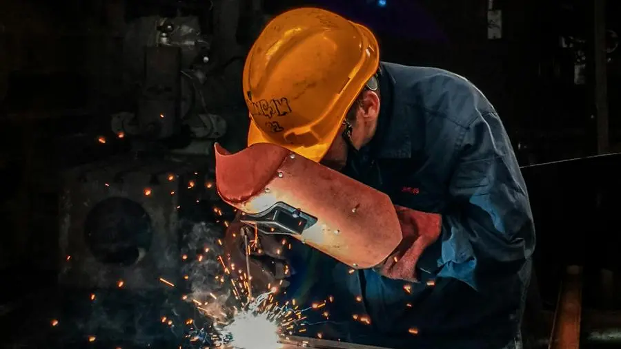 Un operaio al lavoro - Foto simbolica