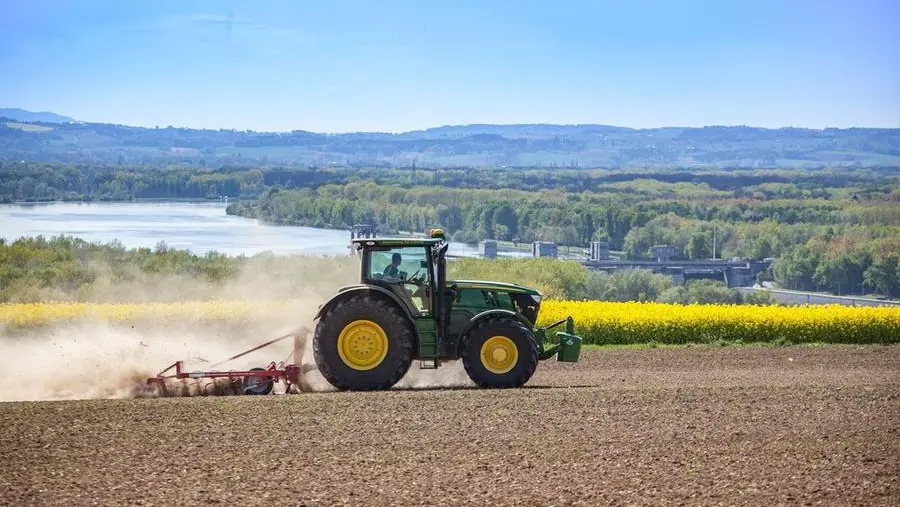Un trattore nei campi - Foto simbolica