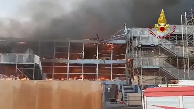 FRAME - #Roma, dalle 17:25 intervento #vigilidelfuoco in corso nella zona di Guidona per #incendio di una struttura di 3 piani in un golf club: 5 squadre al lavoro per lo spegnimento delle fiamme [#5ottobre 18:00]