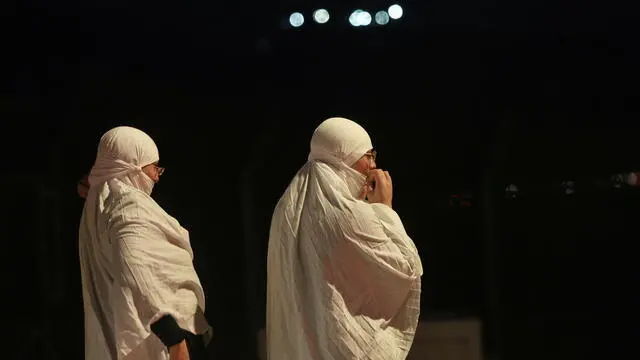 epa11966625 Druze women from Majdal Shams react as buses carrying a Syrian Druze religious delegation cross back to Syria, near the Druze village of Majdal Shams, in the Israeli-annexed Golan Heights, 15 March 2025. The Druze religious delegation from Syria was allowed to visit Israel on 14 March, the first of such visits in five decades. EPA/ATEF SAFADI