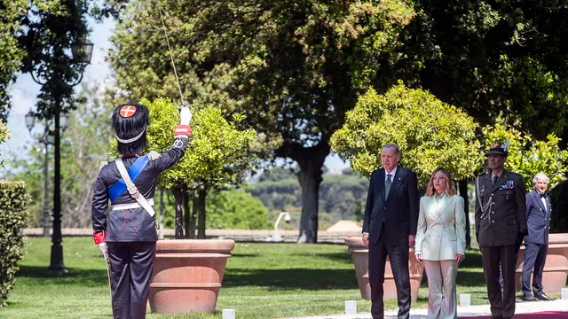 epa12061977 Italian Prime Minister Giorgia Meloni (C) welcomes Turkish President Recep Tayyip Erdogan (L) for the IV Italy-Turkey Summit at Villa Doria Pamphilj in Rome, Italy, 29 April 2025. EPA/ANGELO CARCONI
