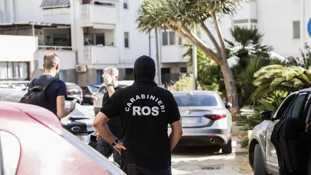 CARABINIERI DEL ROS ALL' INTERNO DEL COVO USATO DA MESSINA DENARO SITO IN VIA CASTEVETRANO A MAZARA DEL VALLO