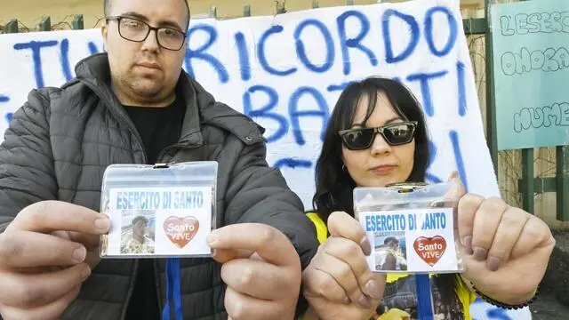 Familiari e amici di Santo Romano in attesa della sentenza per l'omicidio del giovane, ucciso lo scorso anno a San Sebastiano al Vesuvio, a Napoli, 29 aprile 2025. ANSA/Ciro Fusco