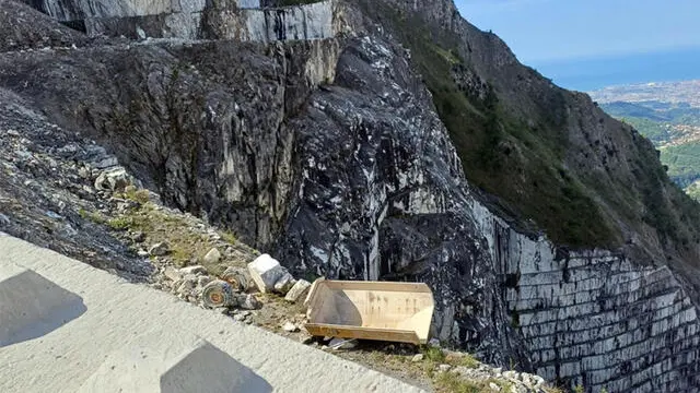 ++ Infortunio mortale in cava di marmo a Massa Carrara ++ Vittima 59enne: mezzo che guidava caduto per molti metri