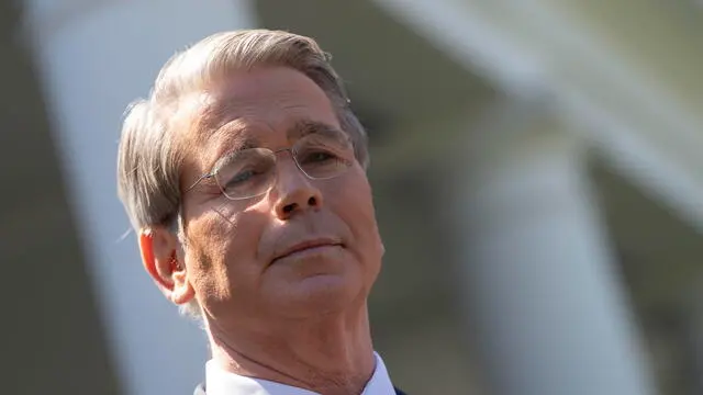 epa12021133 US Treasury Secretary Scott Bessent speaks to journalists outside the White House in Washington, DC, USA, 09 April 2025. The White House announced that President Trump is pausing for 90 days higher tariffs taking effect on 09 April for dozens of countries. EPA/CHRIS KLEPONIS /POOL