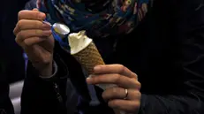 Una ragazza sta consumando un gelato.